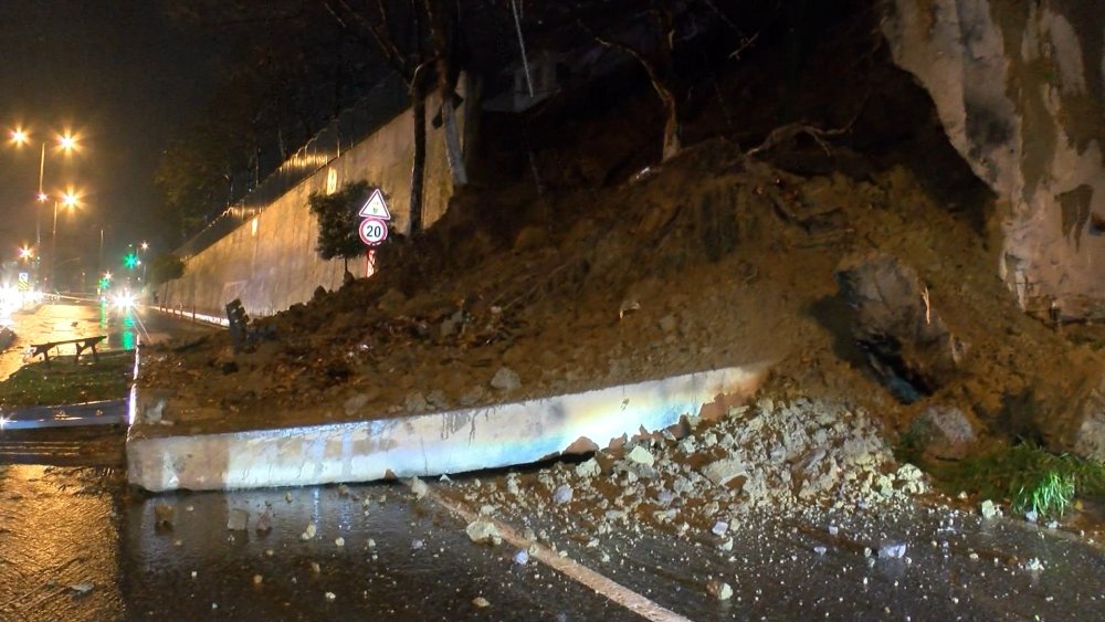 İstanbul okulun istinat duvarı yola çöktü: Cadde trafiğe kapatıldı