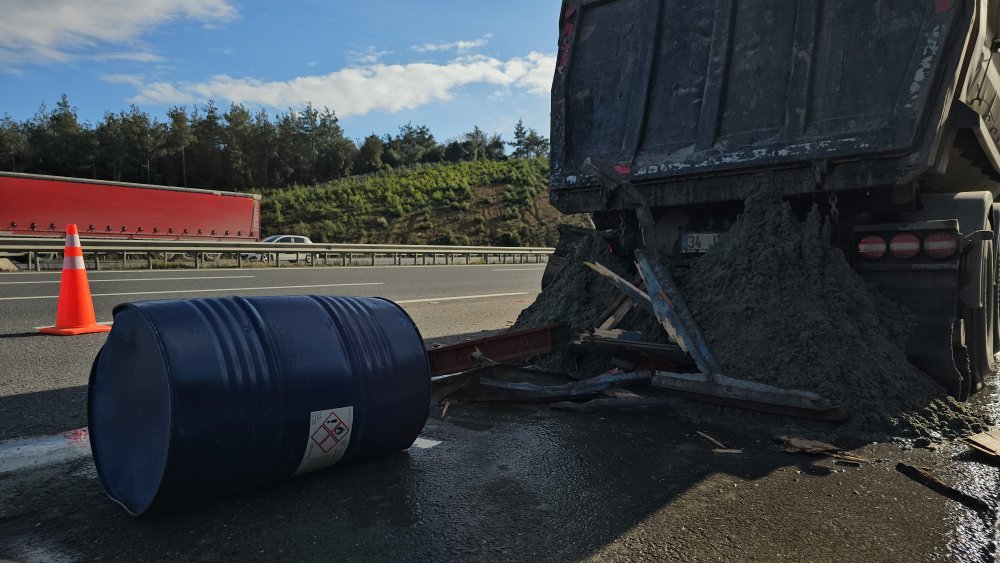 Otoyoldaki kazada kimyasal madde tedirginliği