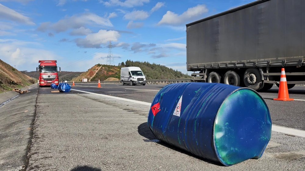 Otoyoldaki kazada kimyasal madde tedirginliği