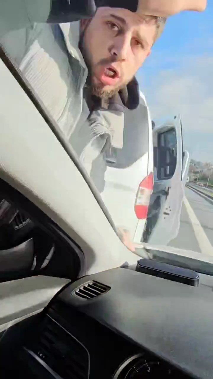 Öfkeli sürücü, yolunu kestiği aracı yumrukladı