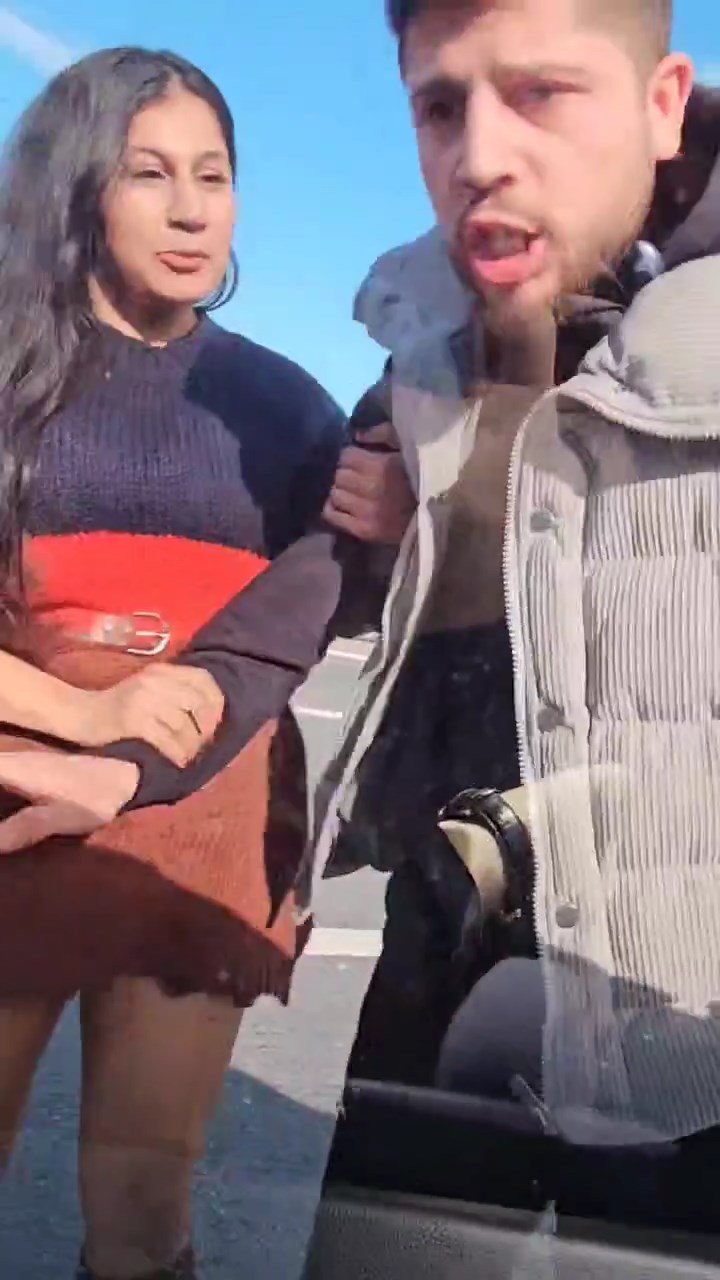 Öfkeli sürücü, yolunu kestiği aracı yumrukladı