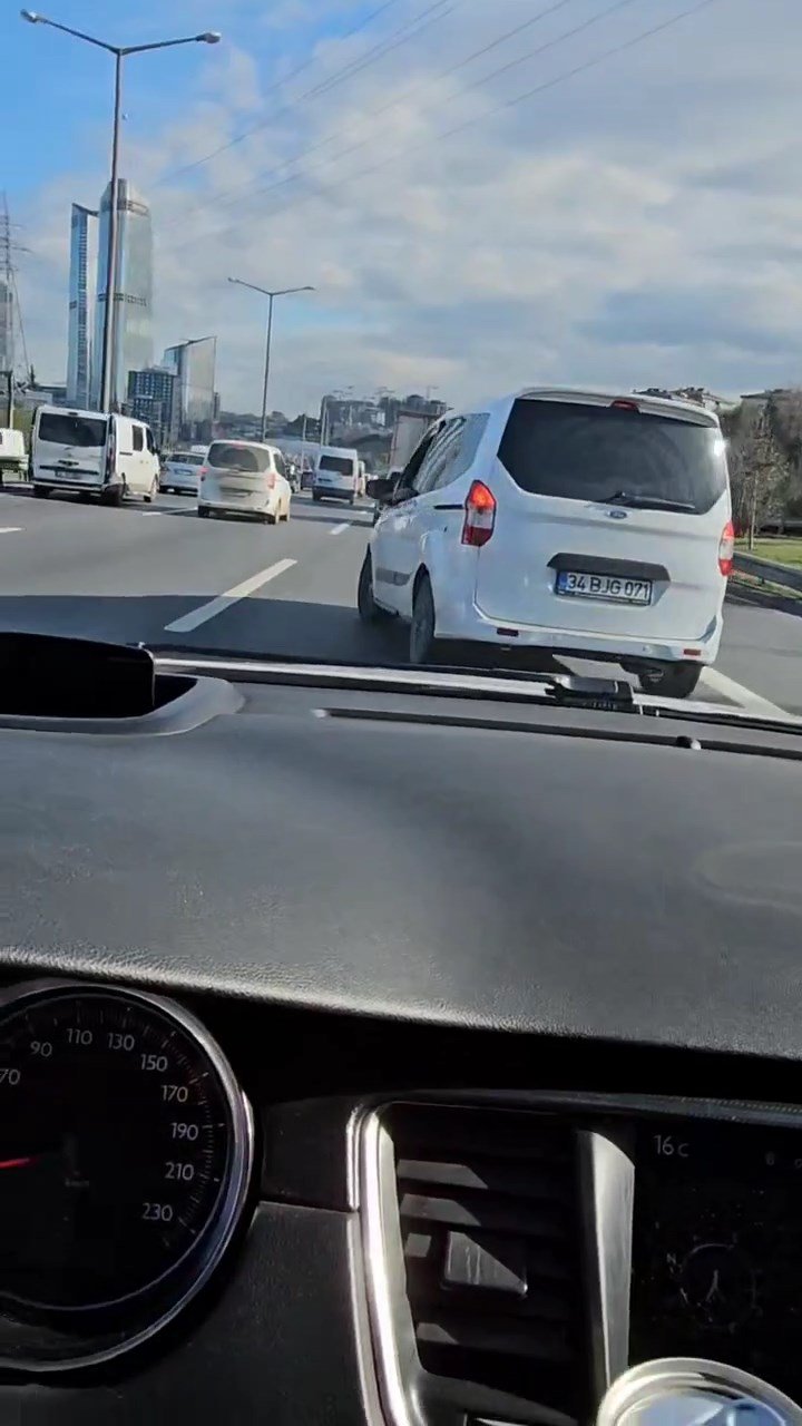 Öfkeli sürücü, yolunu kestiği aracı yumrukladı