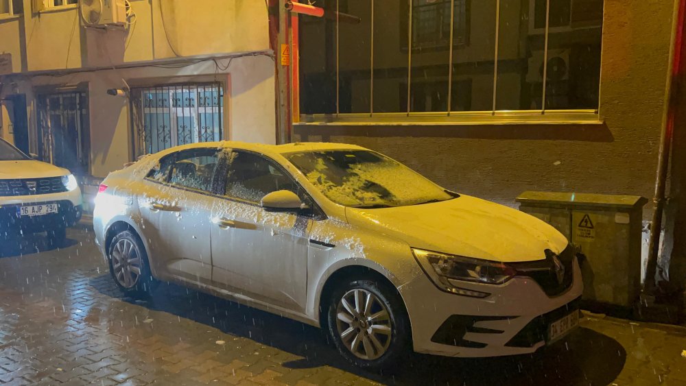 Anteni temizlerken çatıdan otomobilin üzerine düştü!