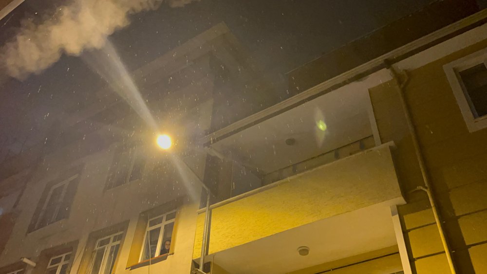 Anteni temizlerken çatıdan otomobilin üzerine düştü!