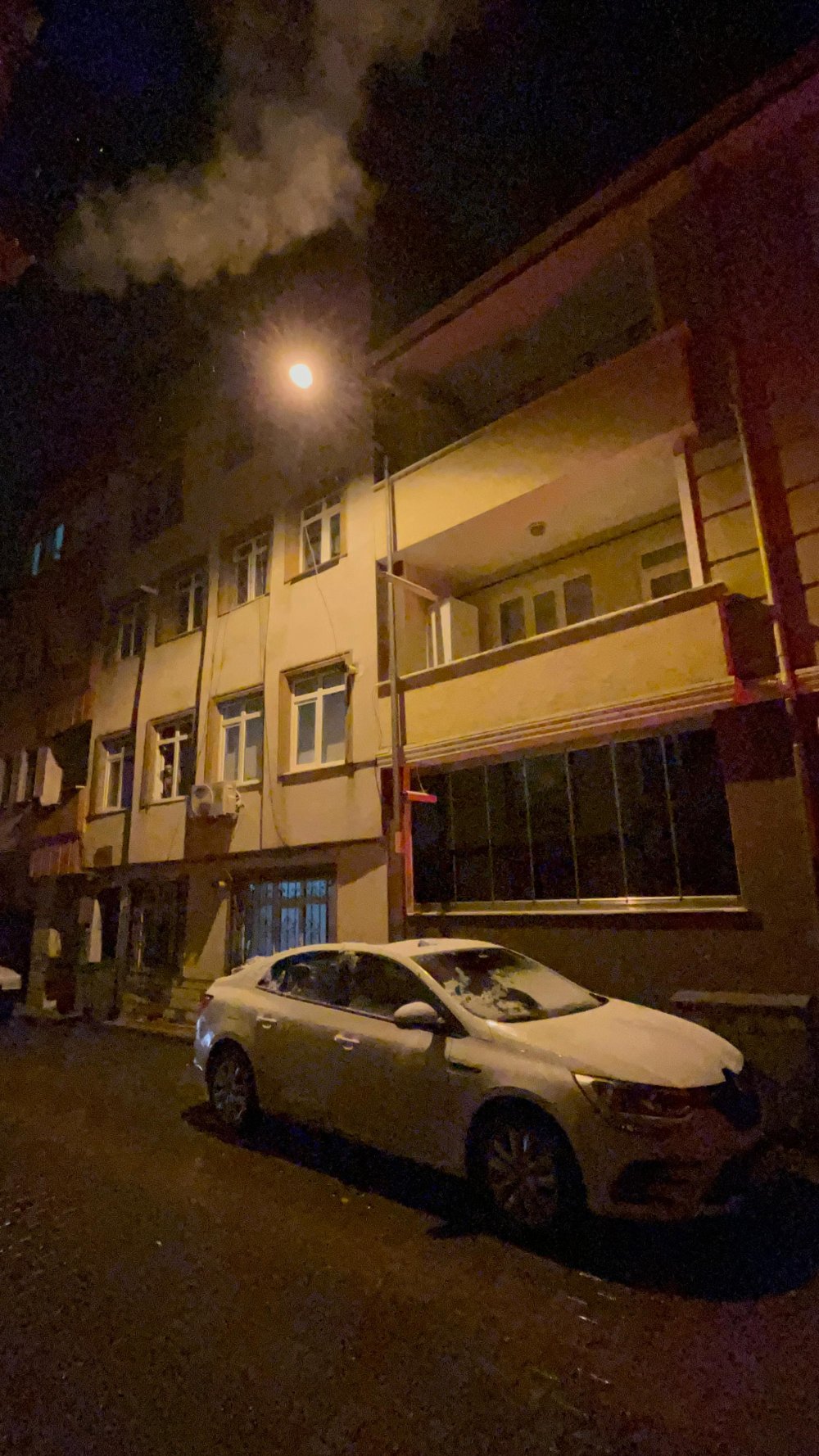 Anteni temizlerken çatıdan otomobilin üzerine düştü!