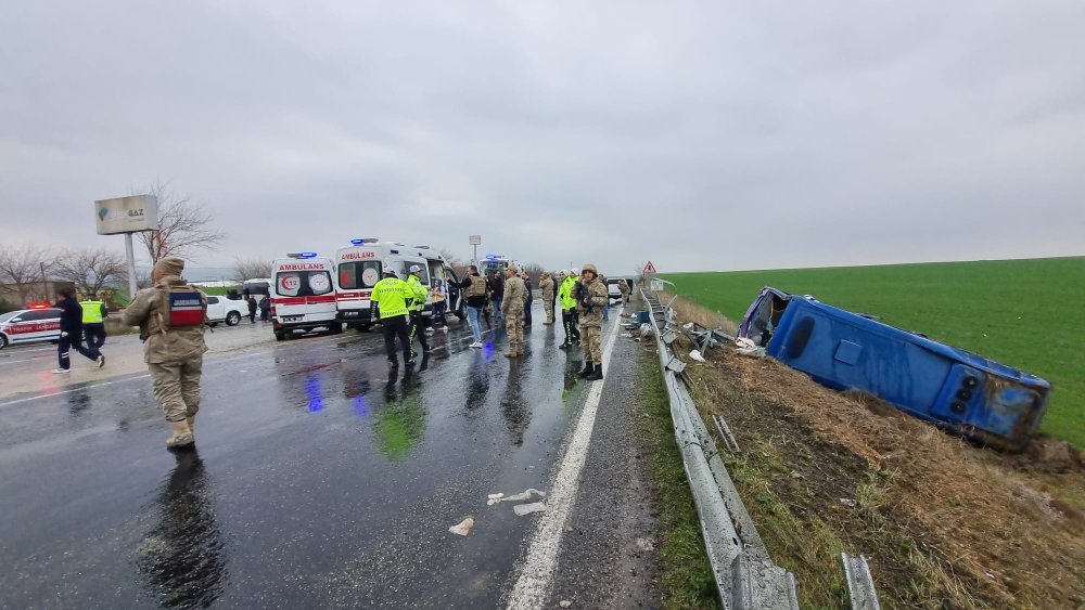 Cezaevi ring aracı şarampole devrildi: 23 yaralı