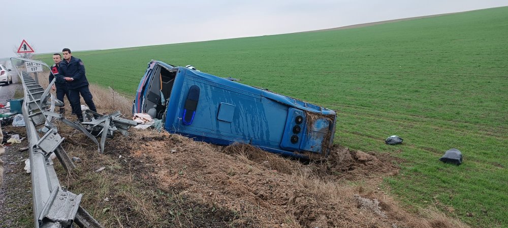 Cezaevi ring aracı şarampole devrildi: 23 yaralı