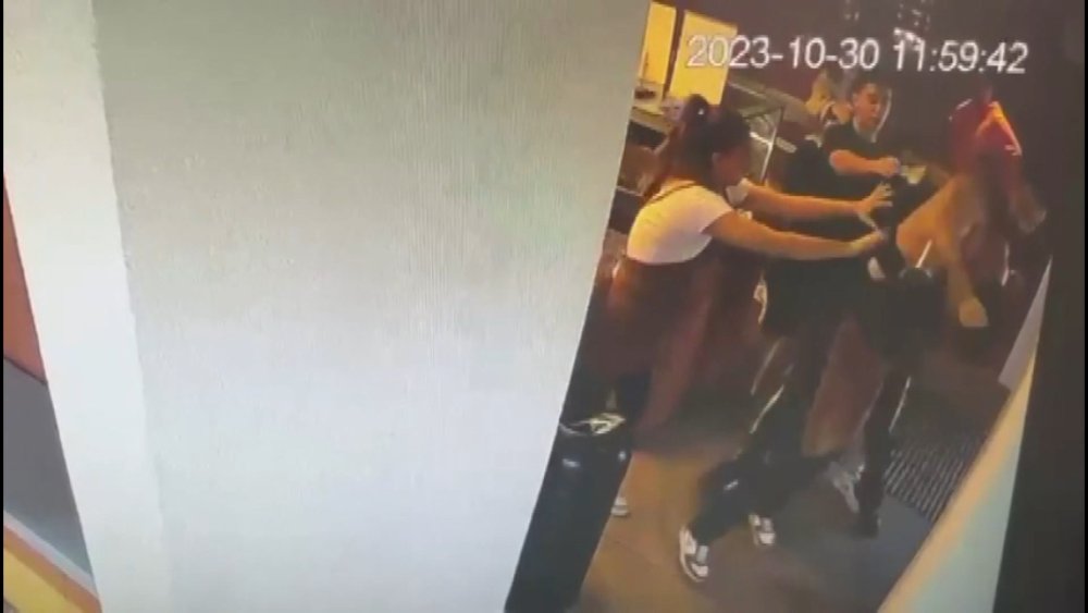 Sevgilisinin kahve bardağına gülücük çizen baristayı dövdü