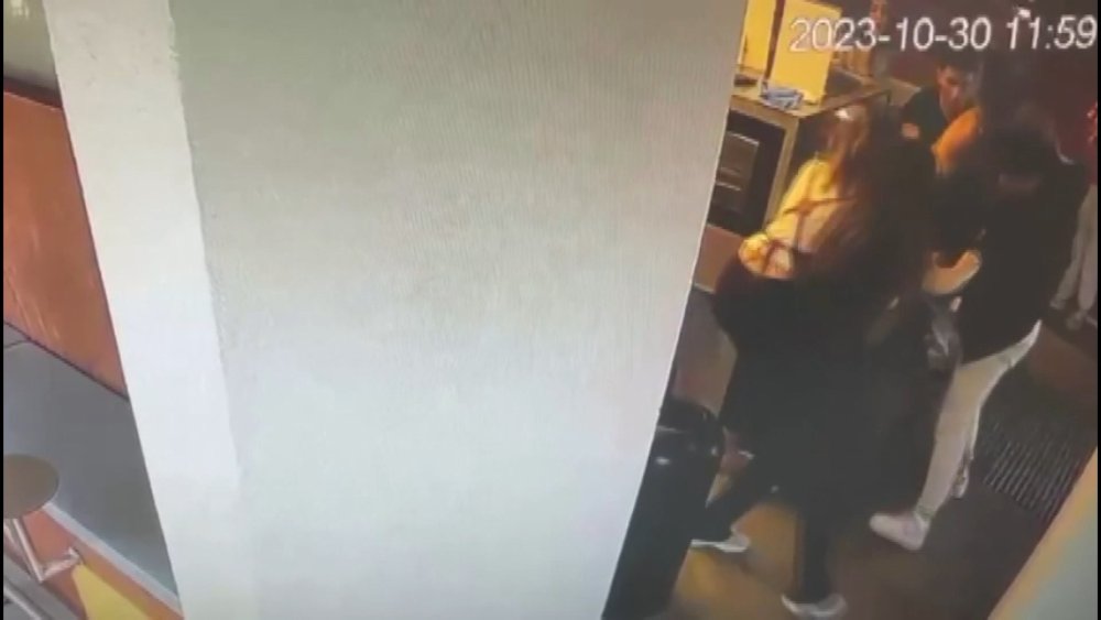 Sevgilisinin kahve bardağına gülücük çizen baristayı dövdü