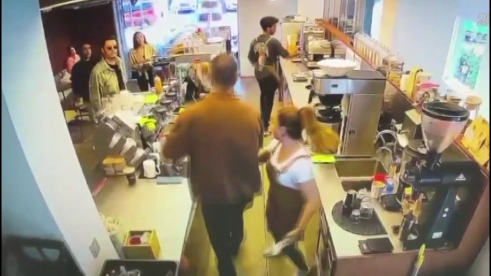 Sevgilisinin kahve bardağına gülücük çizen baristayı dövdü