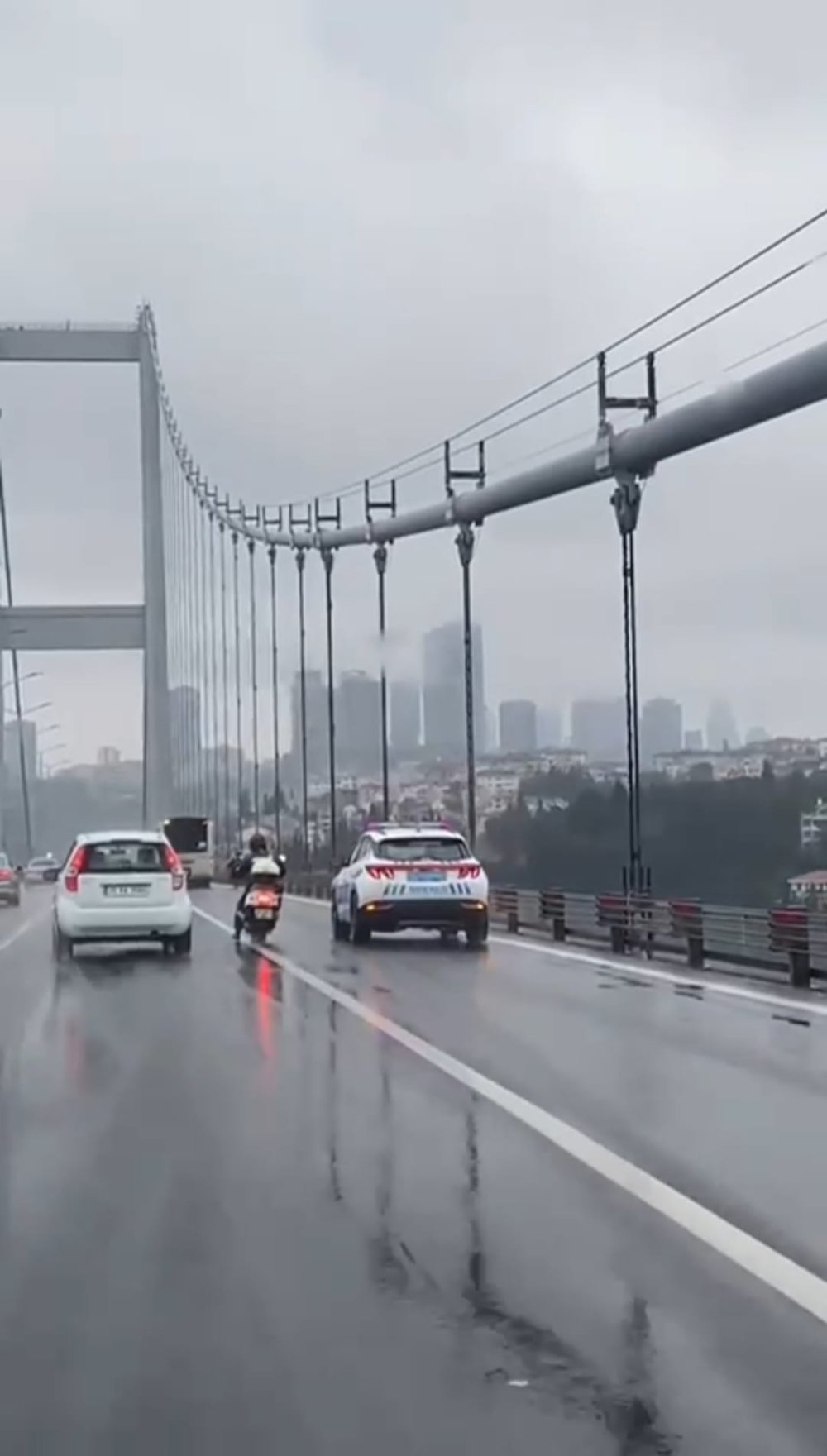 Şiddetli rüzgar, motosikletlilere zor anlar yaşattı!