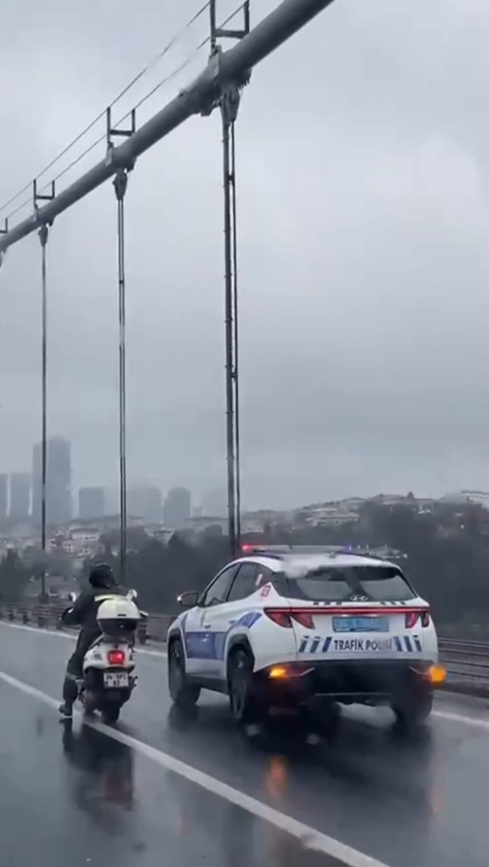 Şiddetli rüzgar, motosikletlilere zor anlar yaşattı!