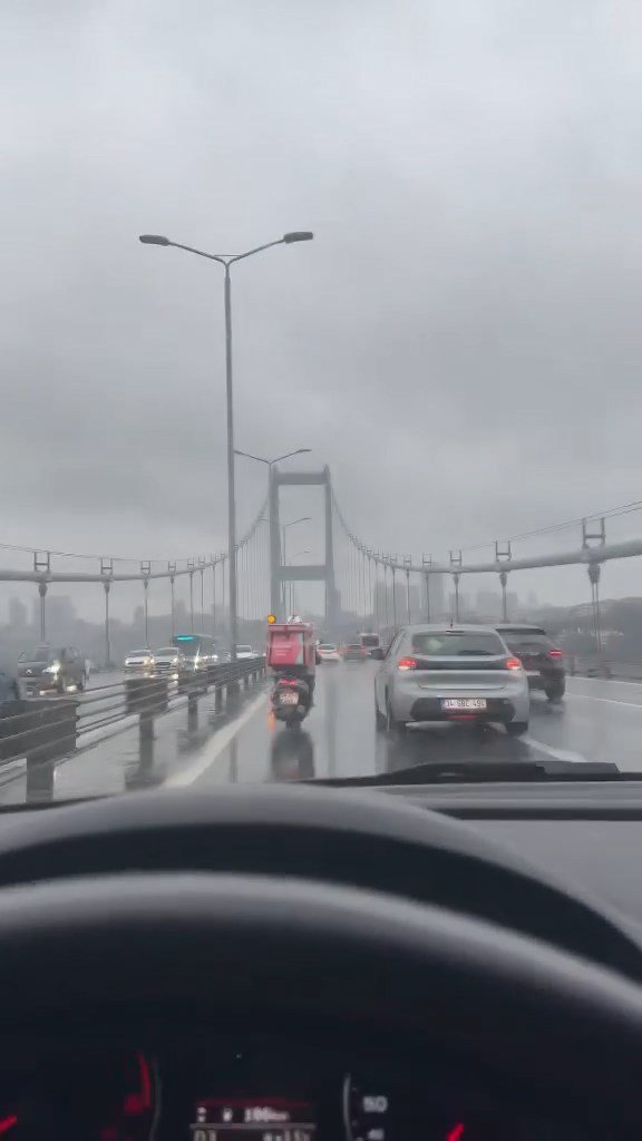 Şiddetli rüzgar, motosikletlilere zor anlar yaşattı!