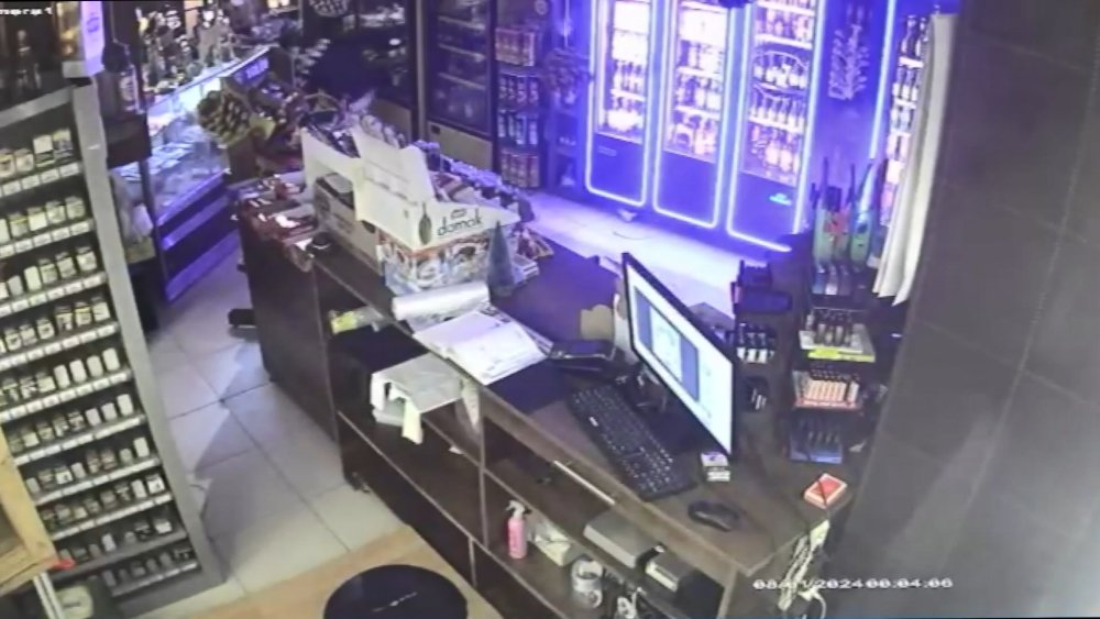 Tekel bayisine otomatik silahlı saldırı!