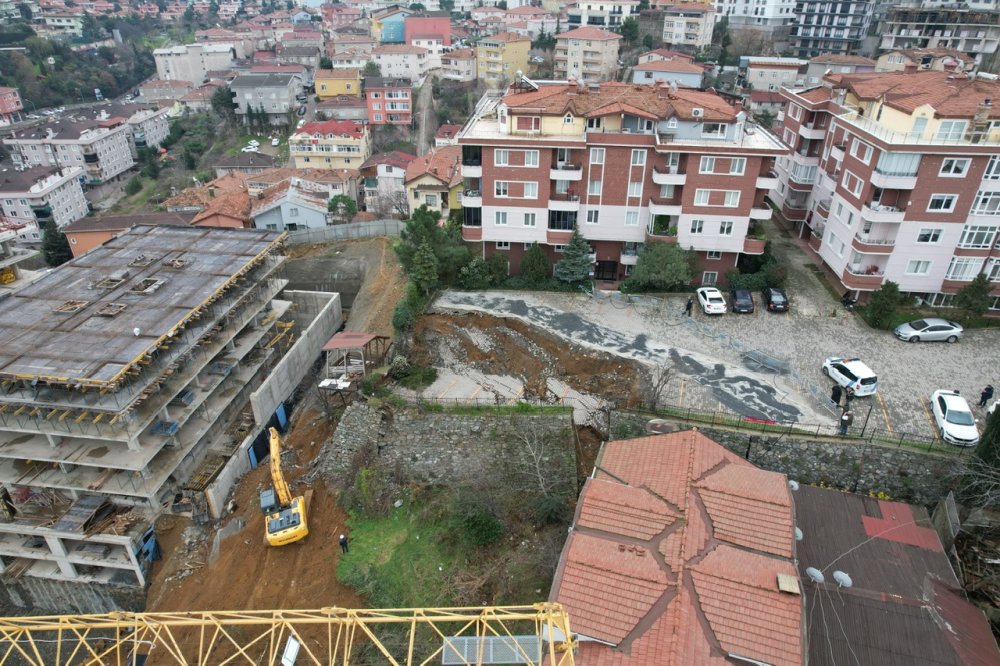 İstinat duvarı çöken bina boşaltıldı