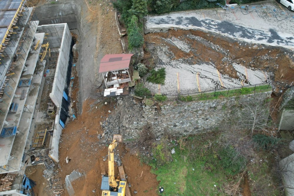 İstinat duvarı çöken bina boşaltıldı