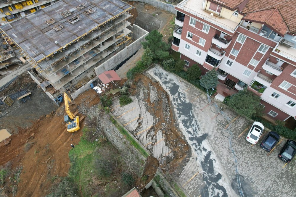 İstinat duvarı çöken bina boşaltıldı
