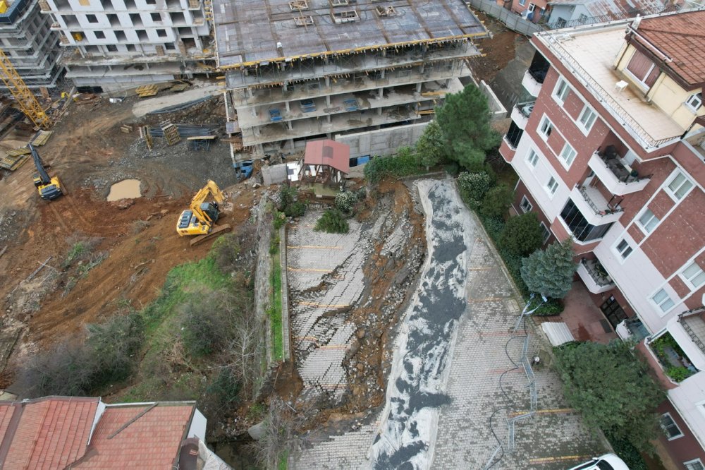 İstinat duvarı çöken bina boşaltıldı