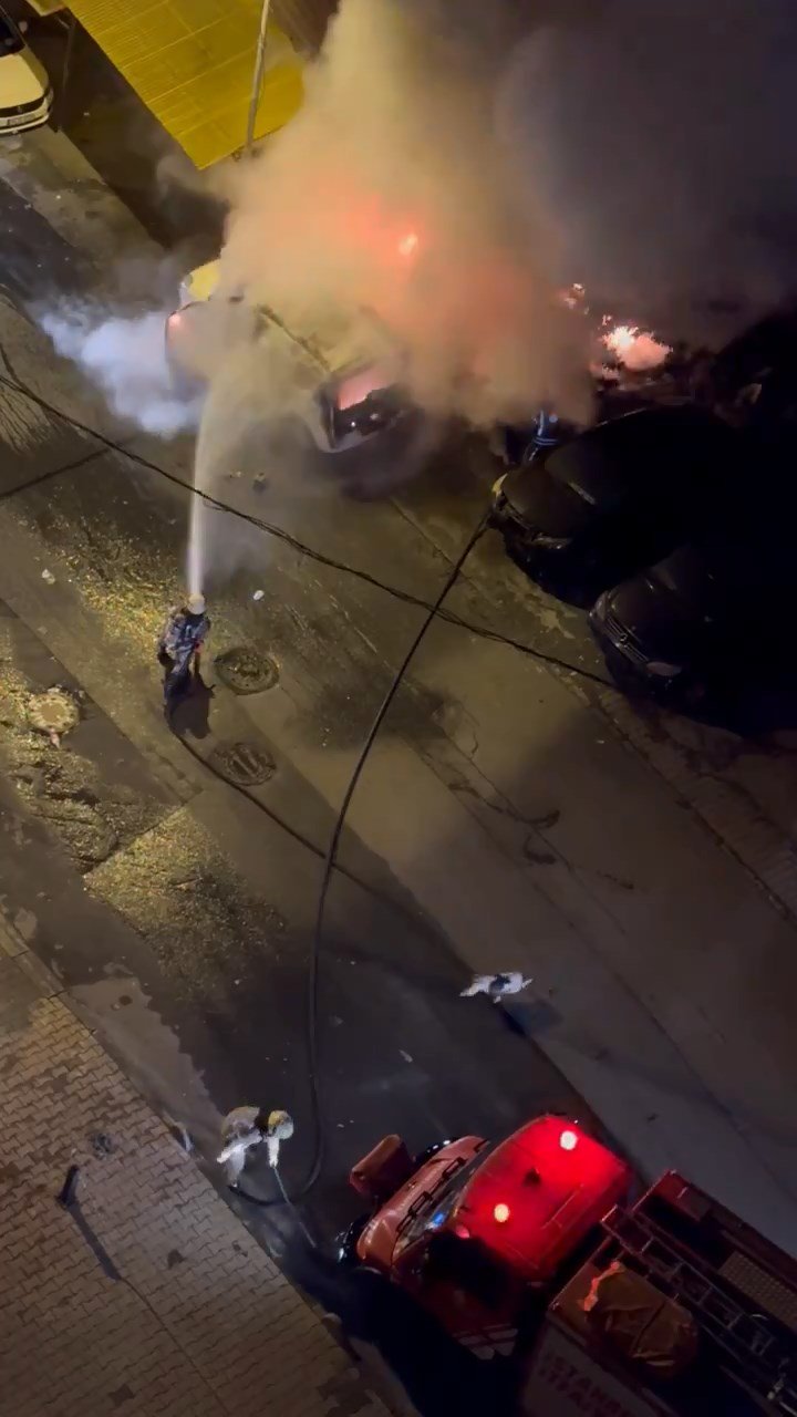 Barakada başlayan yangın, park halindeki araca sıçradı