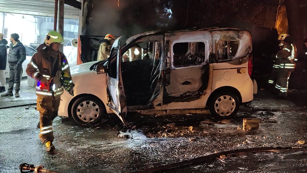 Barakada başlayan yangın, park halindeki araca sıçradı