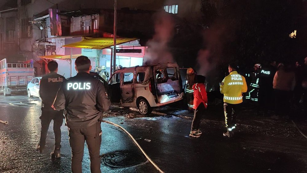 Barakada başlayan yangın, park halindeki araca sıçradı