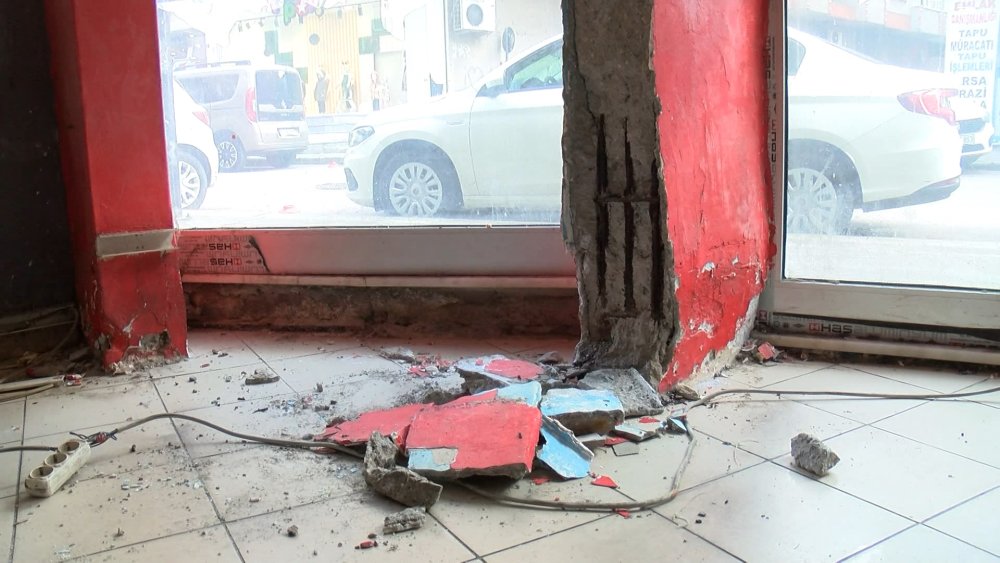 Metro çalışmasında patlatılan dinamit iş yerlerine zarar verdi!