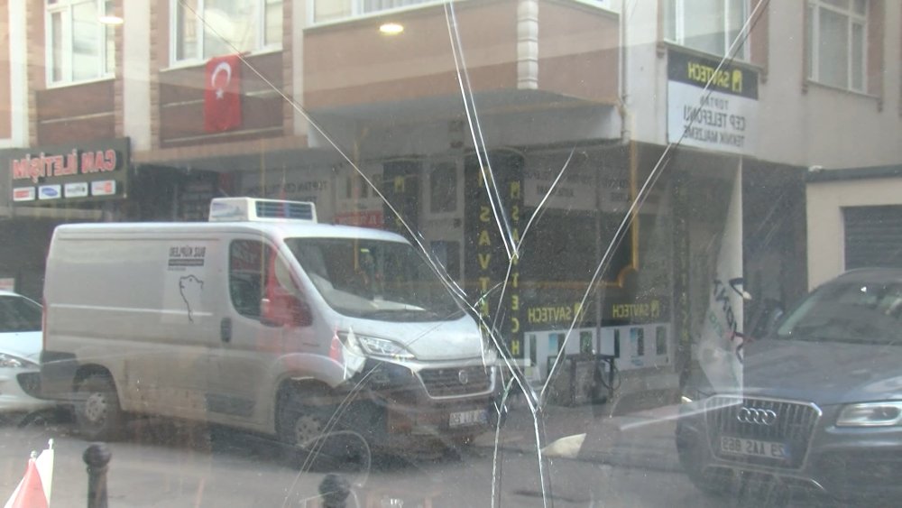 Metro çalışmasında patlatılan dinamit iş yerlerine zarar verdi!