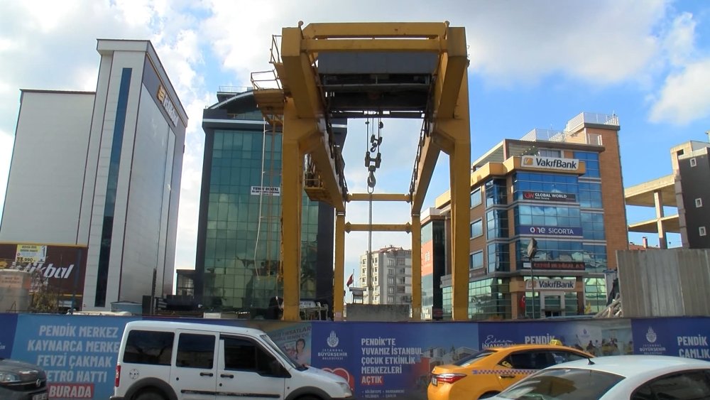 Metro çalışmasında patlatılan dinamit iş yerlerine zarar verdi!