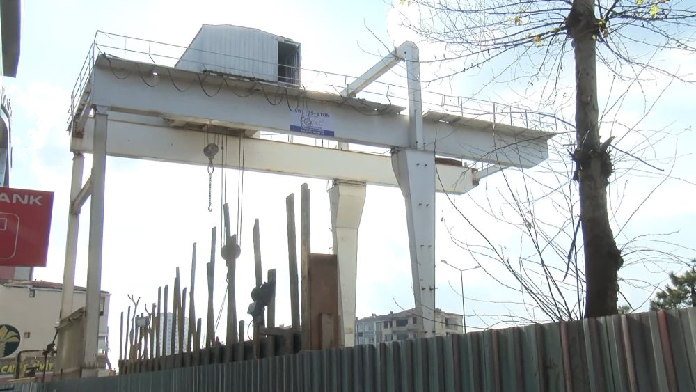 Metro çalışmasında patlatılan dinamit iş yerlerine zarar verdi!