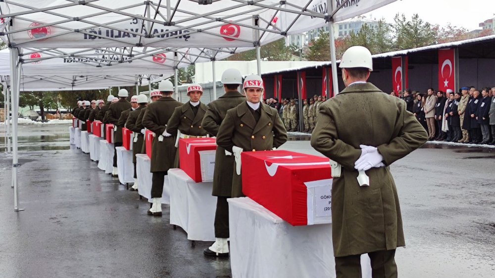 Kahraman şehitlerimiz memleketlerine uğurlandı