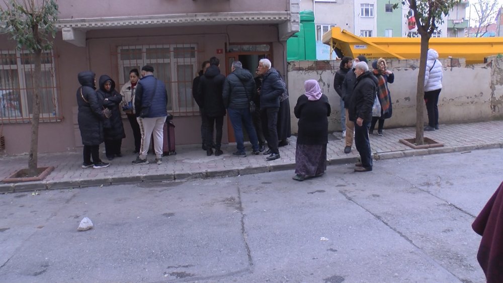 Korku dolu anlar: Hafriyat kamyonunun apartmana çarptı, büyük hasar oluştu