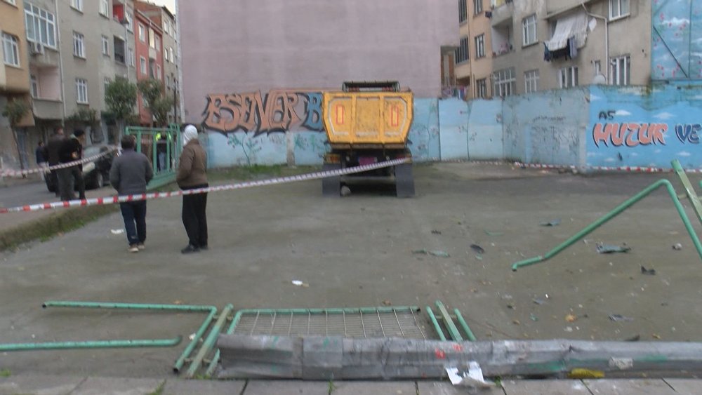 Korku dolu anlar: Hafriyat kamyonunun apartmana çarptı, büyük hasar oluştu
