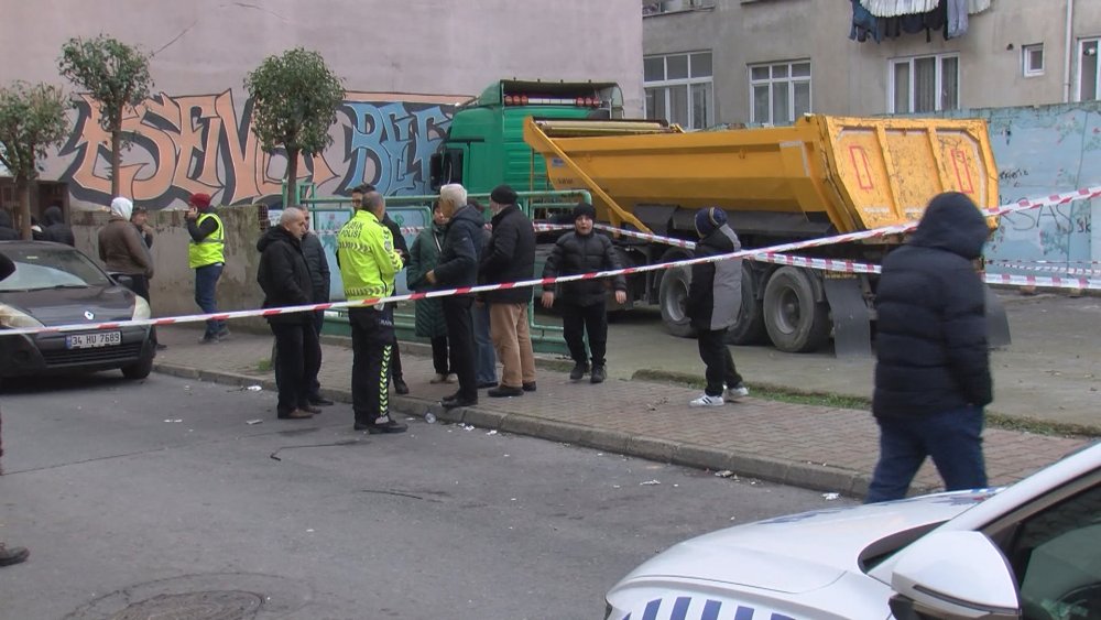 Korku dolu anlar: Hafriyat kamyonunun apartmana çarptı, büyük hasar oluştu