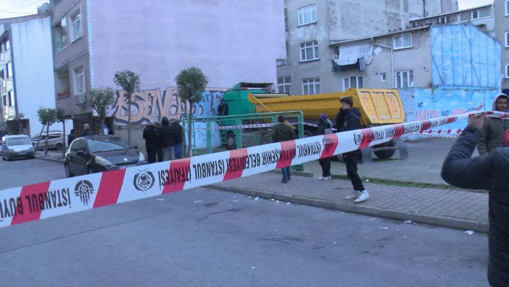 Korku dolu anlar: Hafriyat kamyonunun apartmana çarptı, büyük hasar oluştu