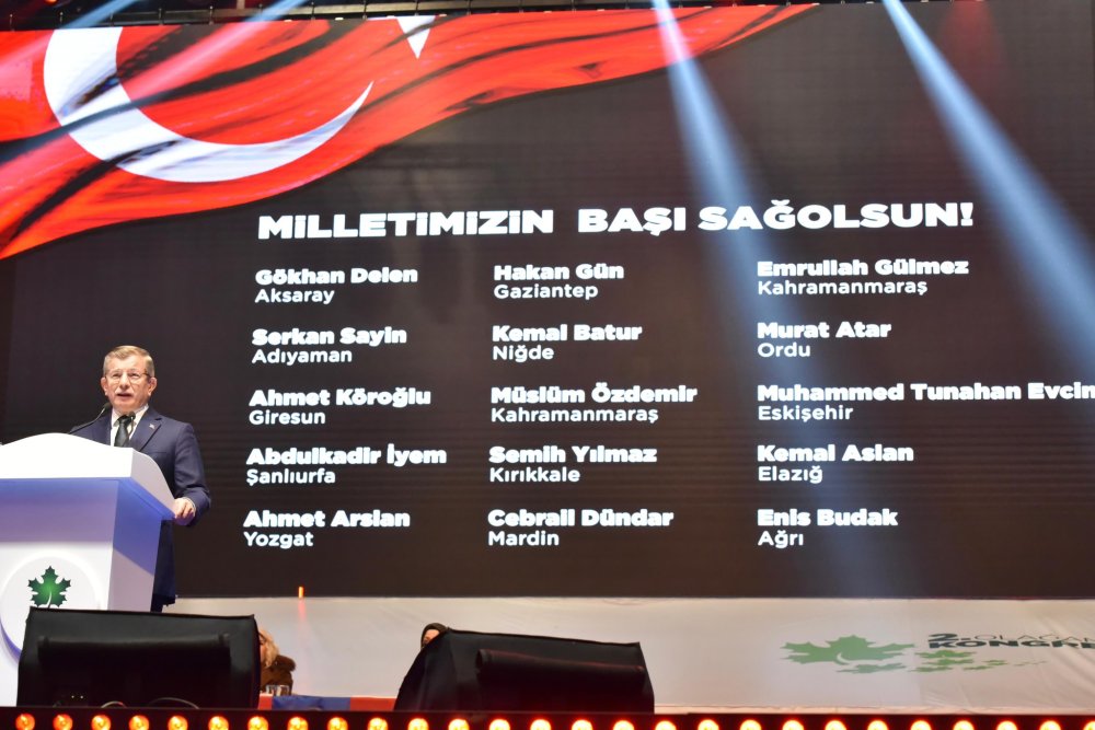 Ahmet Davutoğlu yeniden genel başkanlığa seçildi