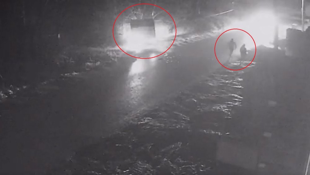 Kamyonetin altında kalmaktan saniyelerle kurtuldular