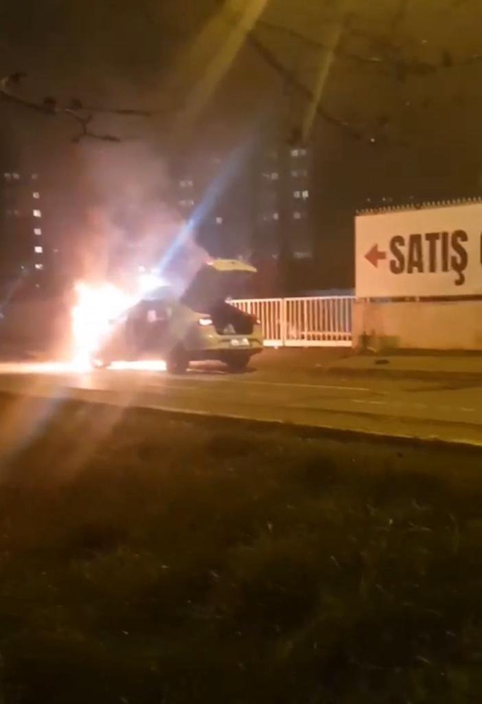 Park halindeki otomobil alev alev yandı