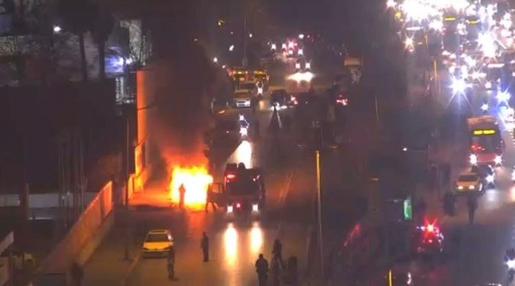 Park halindeki otomobil alev alev yandı