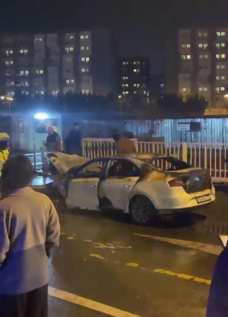 Park halindeki otomobil alev alev yandı