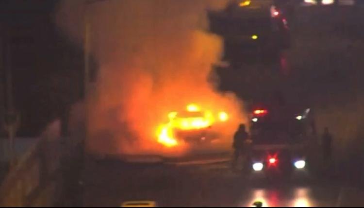 Park halindeki otomobil alev alev yandı