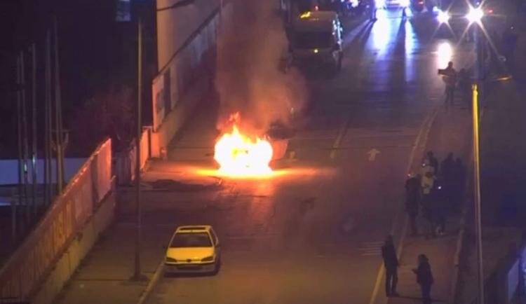 Park halindeki otomobil alev alev yandı