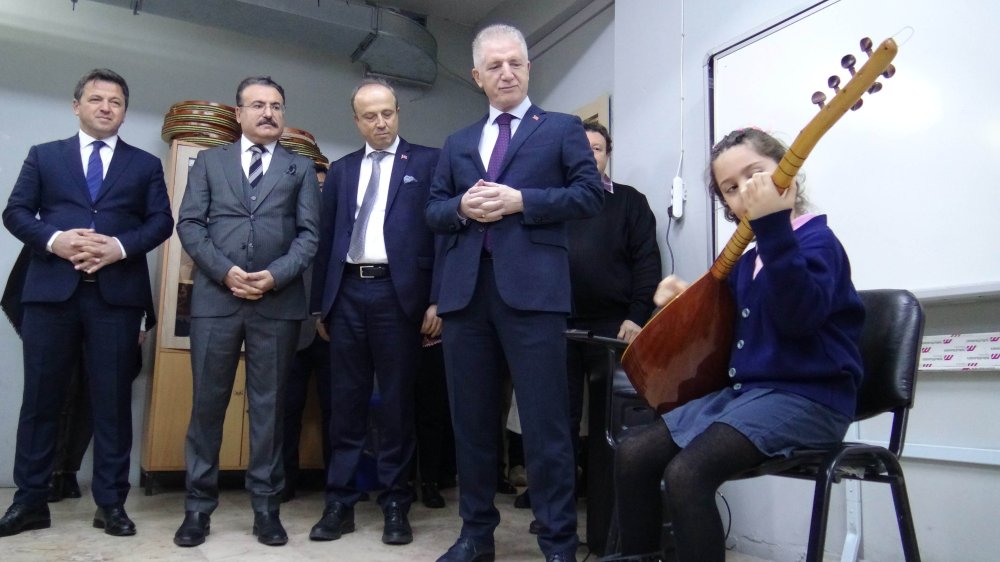 Vali Gül, öğrenciler ve muhtarlarla bir araya geldi