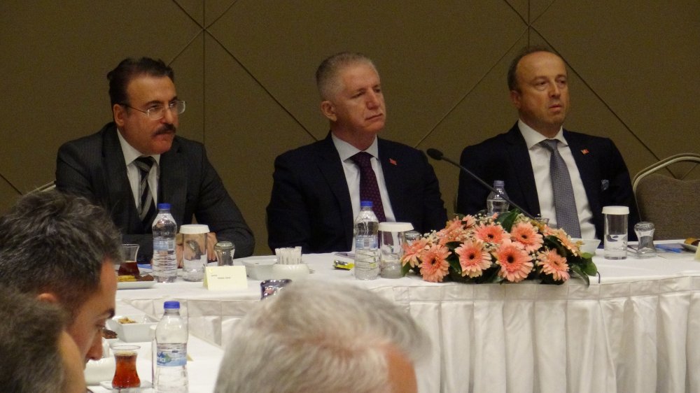 Vali Gül, öğrenciler ve muhtarlarla bir araya geldi