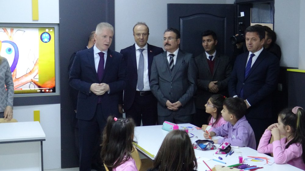 Vali Gül, öğrenciler ve muhtarlarla bir araya geldi