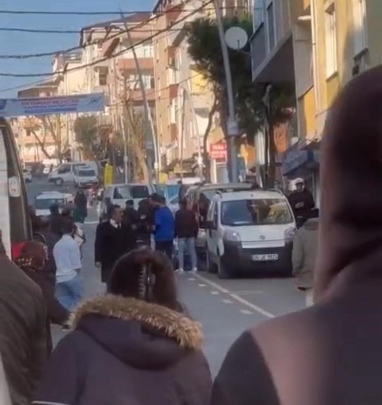 Caddede yürürken silahlı saldırıya uğradı ve kurtarılamadı