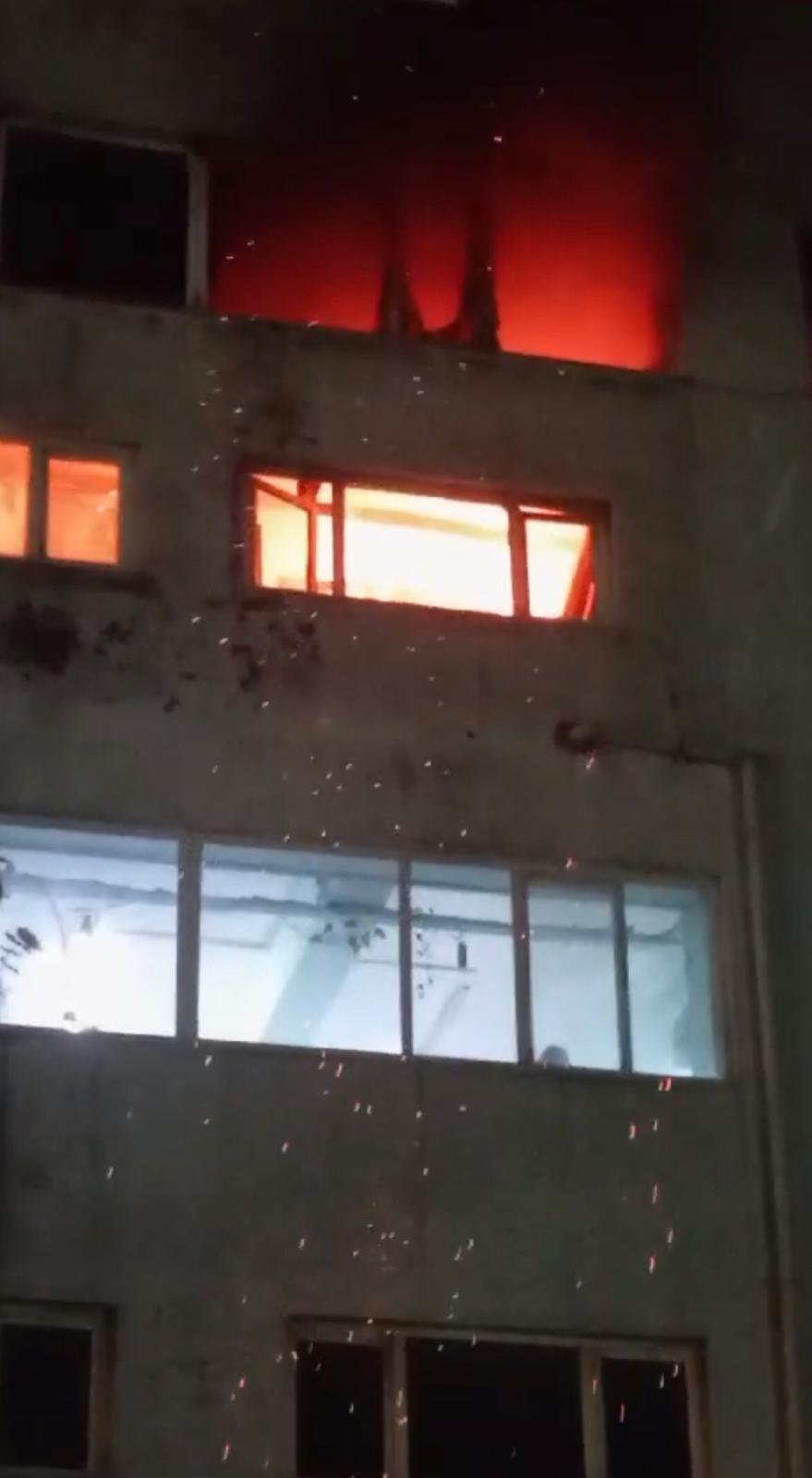 5 katlı metruk binada yangın