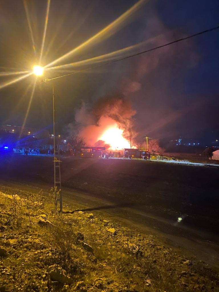 Ahırda yangın çıktı! Hayvanlar telef oldu