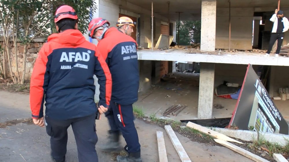 Taş duvar çöktü: 3 işçi yaralı