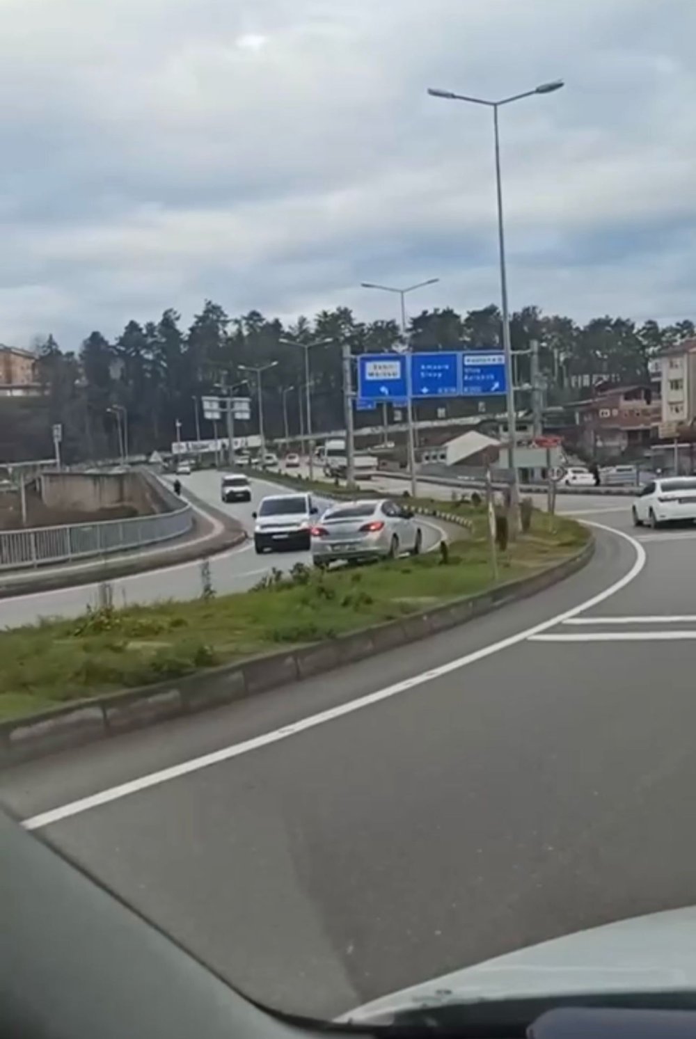 Kara yolunda otomobiliyle ters şeritte ilerledi, diğer sürücülerin canını böyle tehlikeye attı