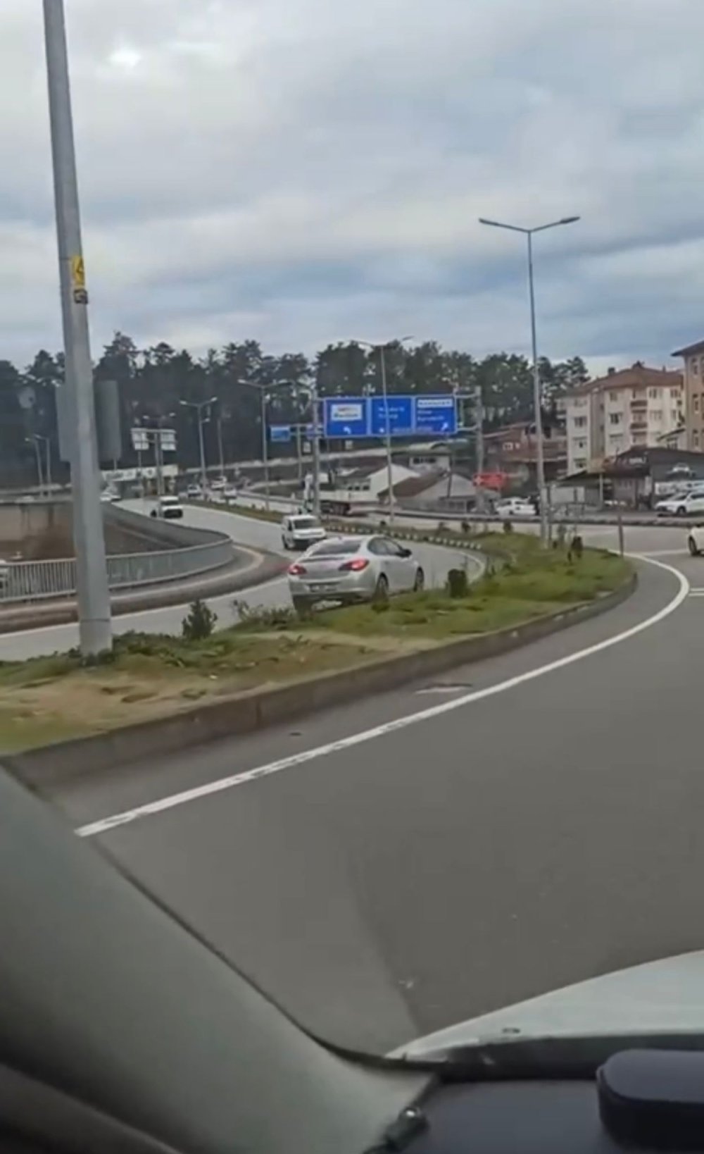 Kara yolunda otomobiliyle ters şeritte ilerledi, diğer sürücülerin canını böyle tehlikeye attı